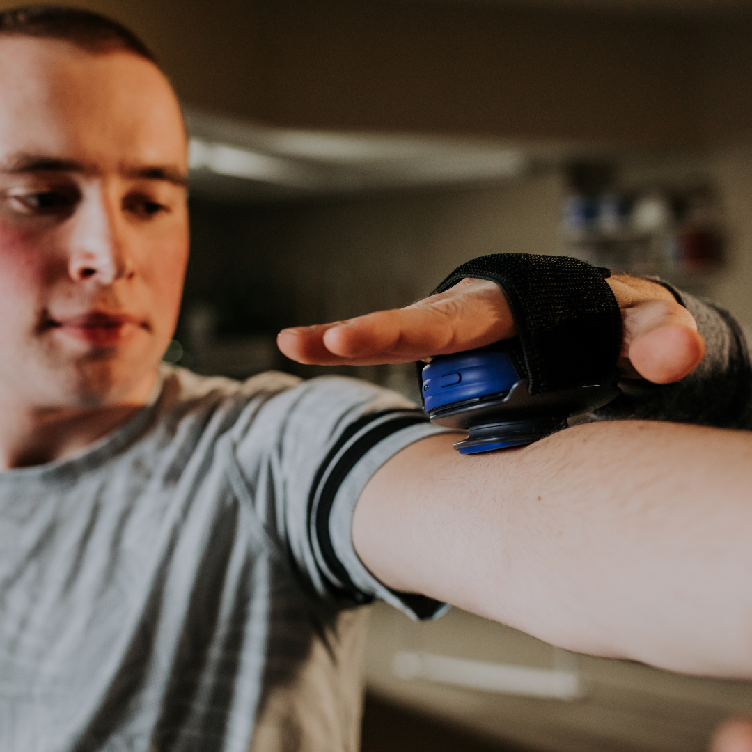 Avaliação de força muscular para o diagnóstico de sarcopenia e dinapenia, utilizando um dinamômetro para monitorar a saúde do paciente.